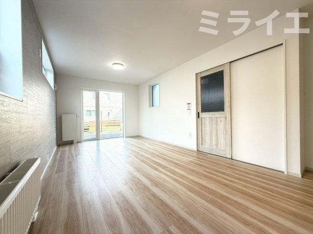 【新築戸建】札幌市西区八軒9条東2丁目3棟の居間・リビング|リビングが見渡せる対面キッチンを採用。