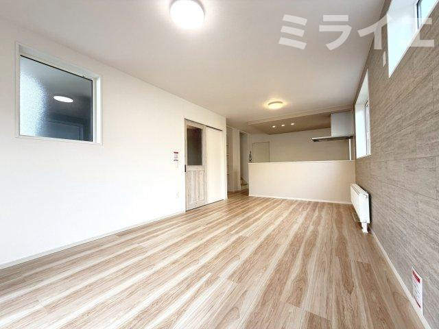 【新築戸建】札幌市西区八軒9条東2丁目3棟の居間・リビング|リビングが見渡せる対面キッチンを採用。
