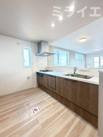 【新築戸建】札幌市西区八軒9条東2丁目3棟のキッチン|広々システムキッチンは、シンク・調理部分だけではなく、小物から大きな調理器具まで収納でき、出し入れもスムーズな収納充実プランを採用。床下収納あり。食洗器付！