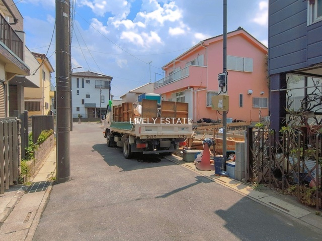 草加市新里町 新築分譲住宅 の前面道路含む現地写真