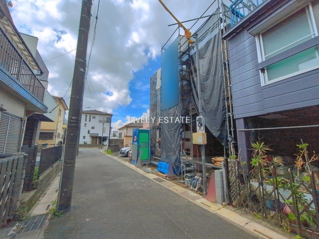 草加市新里町 新築分譲住宅 の前面道路含む現地写真