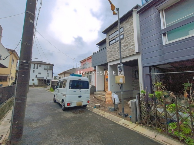 草加市新里町 新築分譲住宅 の前面道路含む現地写真