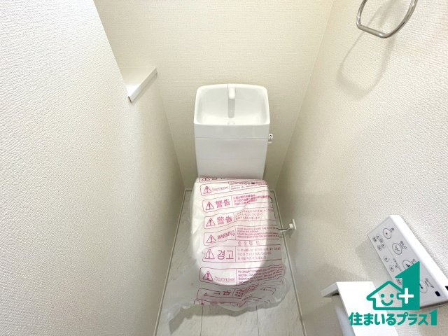 ■枚方市養父東町　新築一戸建てのトイレ|1・2階の2ヶ所にあるので、朝の忙しい時間の順番待ちもなく、深夜の利用にも大変便利です。