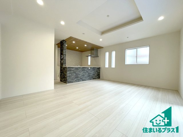 ■枚方市養父東町　新築一戸建ての居間・リビング|日当たり良好の明るいリビングで朝の目覚めもスッキリできそう！対面キッチンでご家族のコミュニケーションも自然と増える設計！小さなお子様が遊ぶスペースを作っても広々とくつろげるLDK！