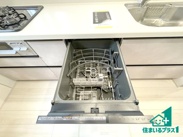 ■枚方市養父東町　新築一戸建ての設備|食事後の一仕事、食器洗いをボタン一つでお任せできちゃいます！場所を取らないビルトイン式なので、お料理スペースもしっかり確保！