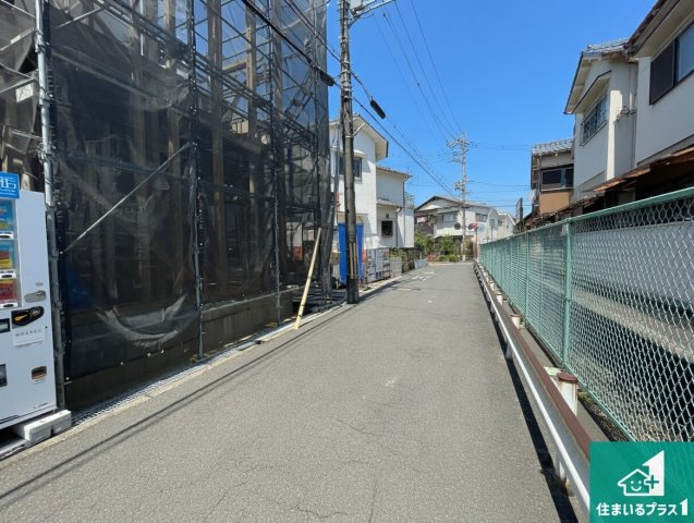 枚方市養父東町　新築一戸建ての前面道路含む現地写真|周辺は落ち着いた街並みの住宅地！子育てがしやすい住環境です！まだ未完成ですが、現地でしかわからない事もございます。是非一度ご覧ください。