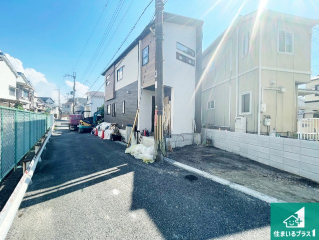 ■枚方市養父東町　新築一戸建ての前面道路含む現地写真|周辺は落ち着いた街並みの住宅地！子育てがしやすい住環境です！まだ未完成ですが、現地でしかわからない事もございます。是非一度ご覧ください。