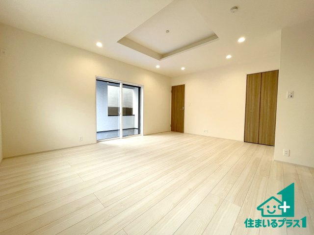 ■枚方市養父東町　新築一戸建ての居間・リビング|シンプルなリビングは、観葉植物等のインテリアを楽しめますね！パパ好みにも、ママ好みにも家具次第で雰囲気を変えることができます！