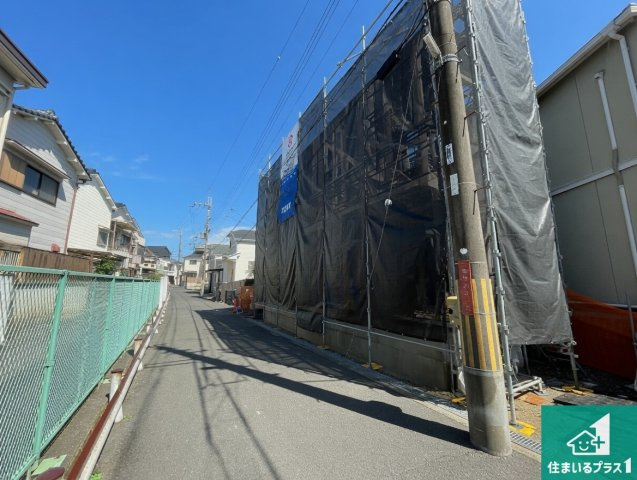 枚方市養父東町　新築一戸建ての前面道路含む現地写真|周辺は落ち着いた街並みの住宅地！子育てがしやすい住環境です！まだ未完成ですが、現地でしかわからない事もございます。是非一度ご覧ください。