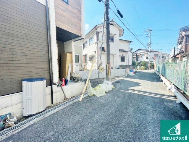 ■枚方市養父東町　新築一戸建ての前面道路含む現地写真|周辺は落ち着いた街並みの住宅地！子育てがしやすい住環境です！まだ未完成ですが、現地でしかわからない事もございます。是非一度ご覧ください。