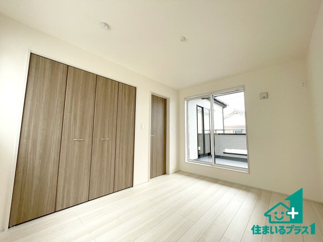■枚方市養父東町　新築一戸建ての洋室|シンプルな洋室は、自分好みのインテリアが楽しめます♪ご家族とインテリアや家具を選びに行くのは物件購入時の醍醐味の一つです。ぜひお楽しみください♪