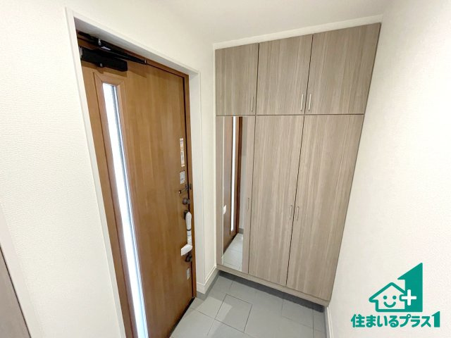 ■枚方市養父東町　新築一戸建ての玄関|シューズボックスにはたくさんの靴が収納できるので玄関周りはいつもスッキリ！ご家族が増えても安心！