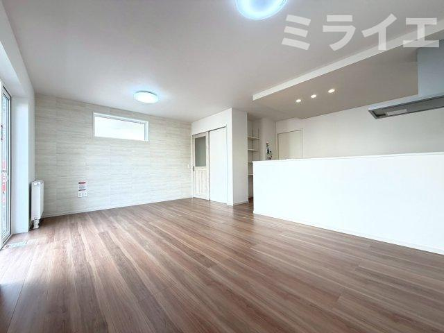【新築戸建】札幌市西区八軒9条東2丁目3棟の居間・リビング|リビングが見渡せる対面キッチンを採用。