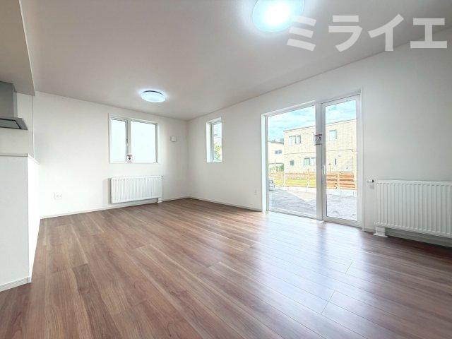 【新築戸建】札幌市西区八軒9条東2丁目3棟の居間・リビング|リビングが見渡せる対面キッチンを採用。