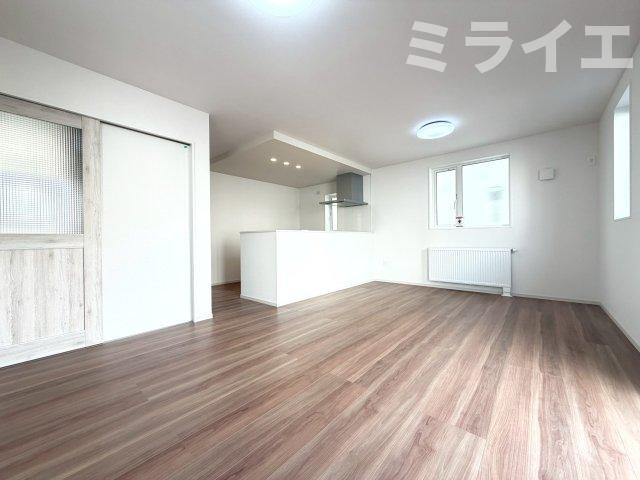 【新築戸建】札幌市西区八軒9条東2丁目3棟の居間・リビング|リビングが見渡せる対面キッチンを採用。