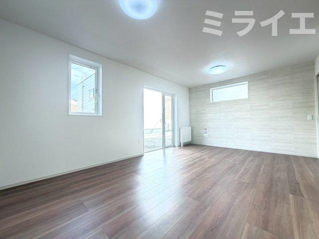 【新築戸建】札幌市西区八軒9条東2丁目3棟の居間・リビング|リビングが見渡せる対面キッチンを採用。