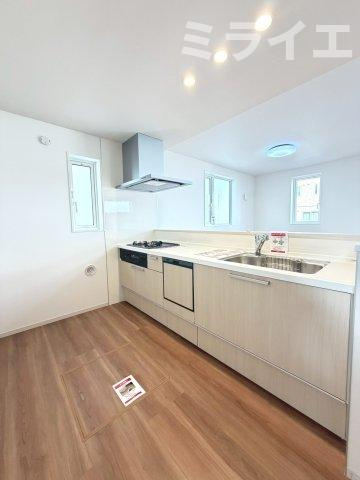 【新築戸建】札幌市西区八軒9条東2丁目3棟のキッチン|広々システムキッチンは、シンク・調理部分だけではなく、小物から大きな調理器具まで収納でき、出し入れもスムーズな収納充実プランを採用。床下収納あり。食洗器付！