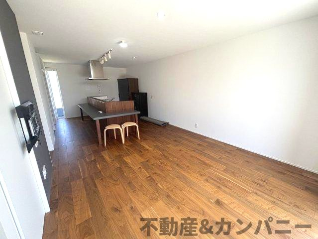 南吉田町の中古戸建の居間・リビング|おしゃれな居間です
