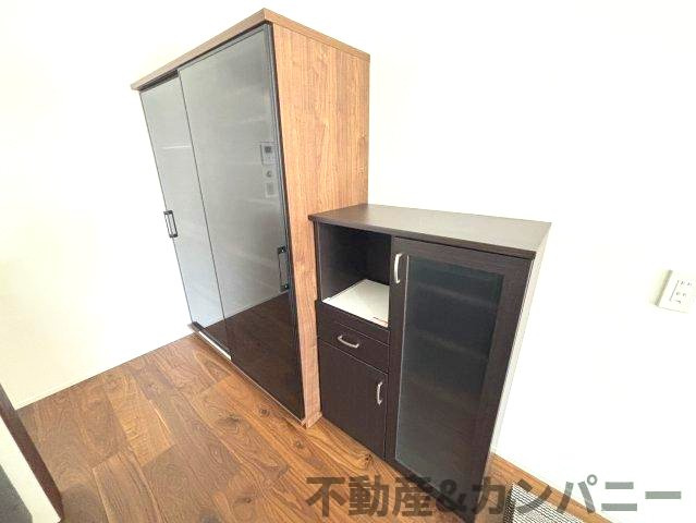 南吉田町の中古戸建のキッチン|オシャレなカップボードと食器棚です