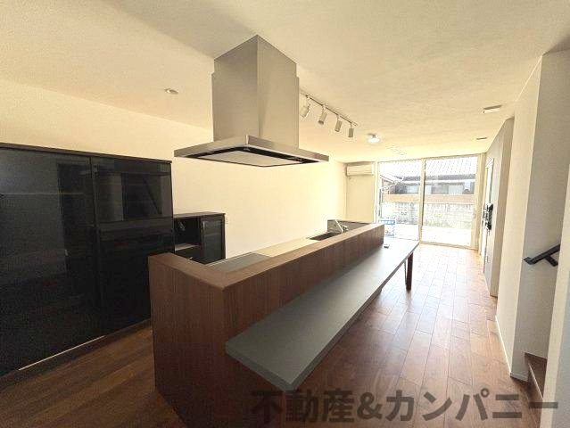 南吉田町の中古戸建の居間・リビング|キッチンからみたリビングです