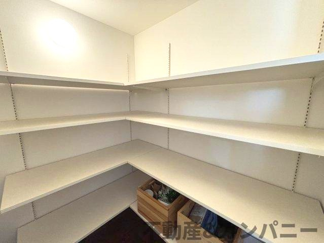 南吉田町の中古戸建の収納|キッチンの真正面には大容量の収納庫があります