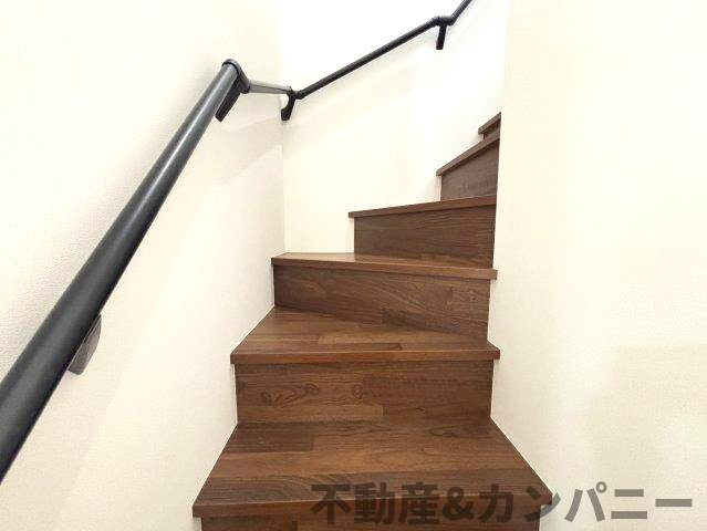南吉田町の中古戸建のその他|手すり付き階段です