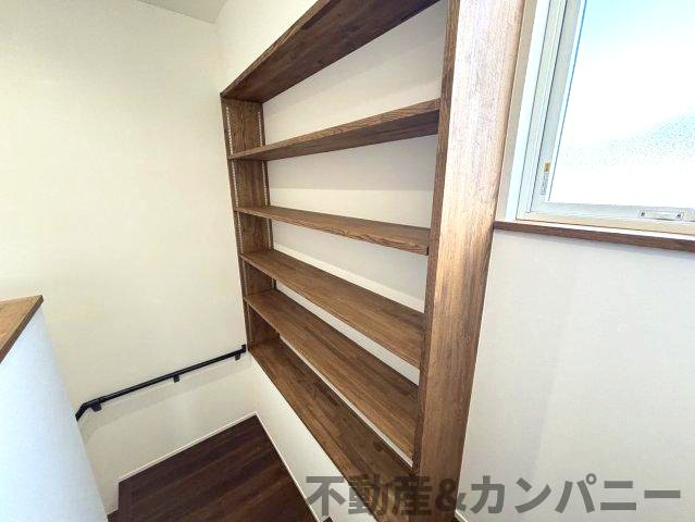 南吉田町の中古戸建の収納|階段を上がった先に収納スペースがあります
