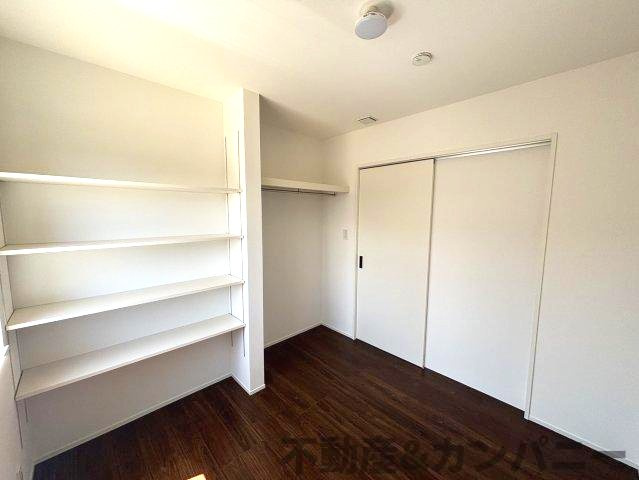 南吉田町の中古戸建の洋室|ゆったりした洋室です