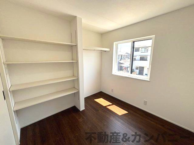 南吉田町の中古戸建の洋室|落ち着いた色調の洋室です