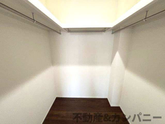 南吉田町の中古戸建の収納|たっぷり収納できるウォークインクローゼットです