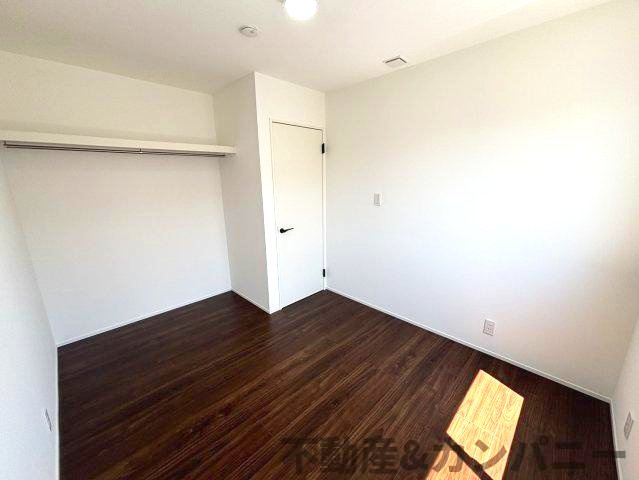 南吉田町の中古戸建の洋室|落ち着いた色調の洋室です
