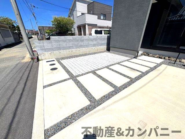 南吉田町の中古戸建のその他|可愛らしいアプローチです