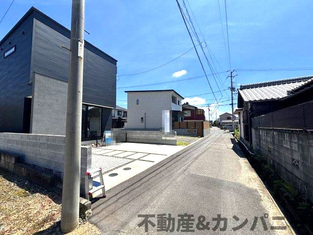 南吉田町の中古戸建の前面道路含む現地写真|前面道路含む現地写真です