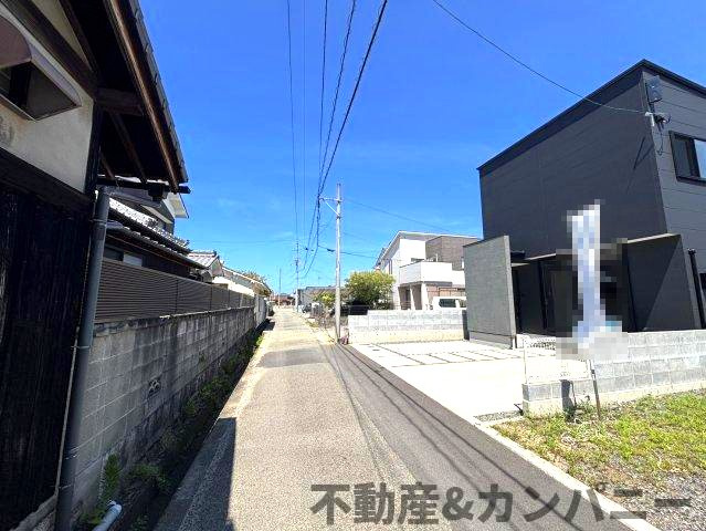 南吉田町の中古戸建の前面道路含む現地写真|前面道路含む現地写真です
