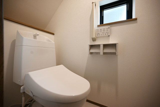 ハートフルタウン荻野1丁目新築一戸建て│3LDK+並列駐車2台可（制限あり）のトイレ|1・2階に1か所ずつウォッシュトイレを導入しています。