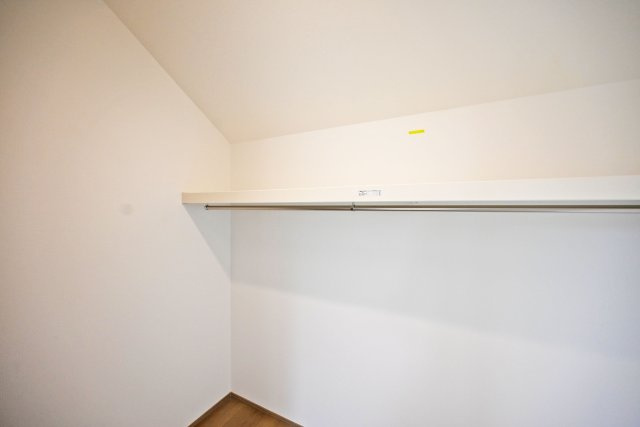 ハートフルタウン荻野1丁目新築一戸建て│3LDK+並列駐車2台可（制限あり）の収納|-主寝室(2F)- ダウンライト付きのWICLを備えており、様々な物をすっきり収納することが出来ます。