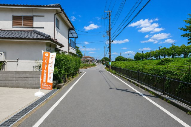 ハートフルタウン荻野1丁目新築一戸建て│3LDK+並列駐車2台可（制限あり）の前面道路含む現地写真|前面道路は西側に約5.9ｍ幅で駐車の際も安心です。