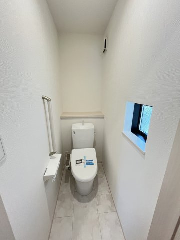 【内装】 | 福岡市西区拾六町3丁目　A号棟（全2棟）【仲介手数料無料・0円】 | 施工例。1階のトイレです。施工例は完成時と異なる場合があります。