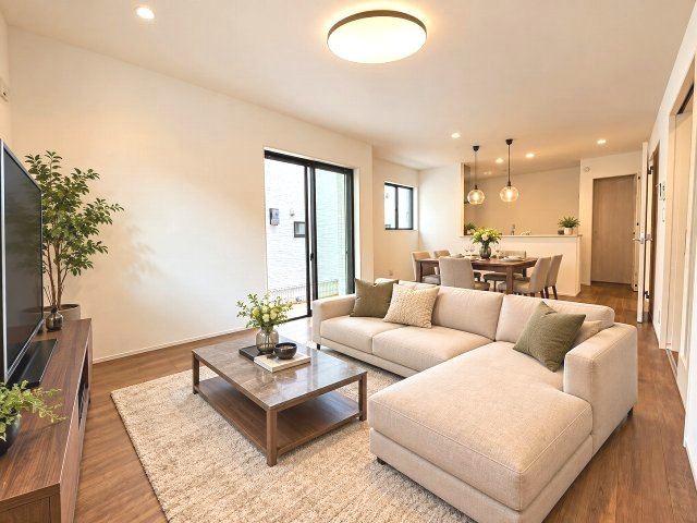 【居間・リビング】 | 福岡市西区拾六町3丁目　A号棟（全2棟）【仲介手数料無料・0円】 | 現地写真。家具・家電等はCGによる配置例です。物件には含まれません