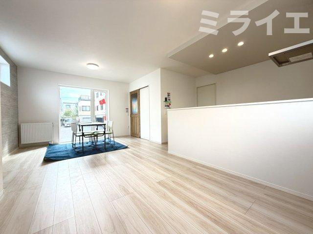 【新築戸建】札幌市西区八軒9条東2丁目3棟の居間・リビング|リビングが見渡せる対面キッチンを採用。