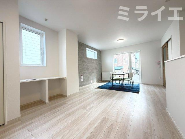 【新築戸建】札幌市西区八軒9条東2丁目3棟の居間・リビング|リビングが見渡せる対面キッチンを採用。