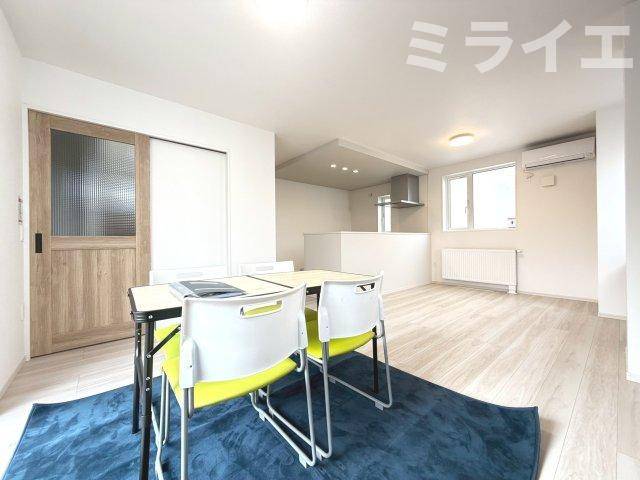 【新築戸建】札幌市西区八軒9条東2丁目3棟の居間・リビング|リビングが見渡せる対面キッチンを採用。