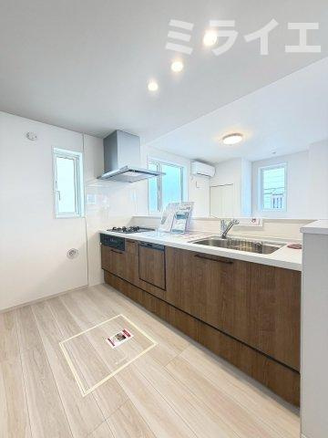 【新築戸建】札幌市西区八軒9条東2丁目3棟のキッチン|広々システムキッチンは、シンク・調理部分だけではなく、小物から大きな調理器具まで収納でき、出し入れもスムーズな収納充実プランを採用。床下収納あり。食洗器付！