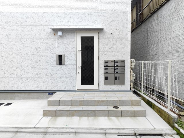 葛飾区東新小岩５丁目の賃貸マンションのエントランス