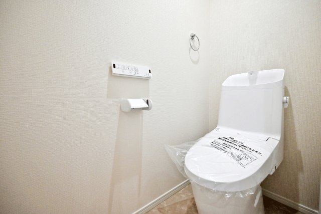 尼崎市稲葉荘1丁目新築一戸建て│3LDK+駐車1台可のトイレ|清潔感のあるトイレ空間で、毎日快適にご利用いただけるよう配慮されたシンプルで機能的な設備となっています。