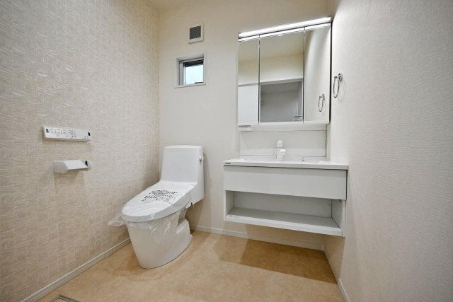尼崎市稲葉荘1丁目新築一戸建て│3LDK+駐車1台可のトイレ|2階トイレは機能的に設計されたトイレで、清潔な空間を保ちやすく快適にお使いいただけます。