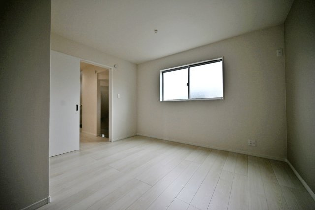 尼崎市稲葉荘1丁目新築一戸建て│3LDK+駐車1台可の洋室|-洋室8.5帖-
ゆとりある広さの洋室で主寝室に適しており、落ち着いた環境でゆったりとお休みいただける空間です。