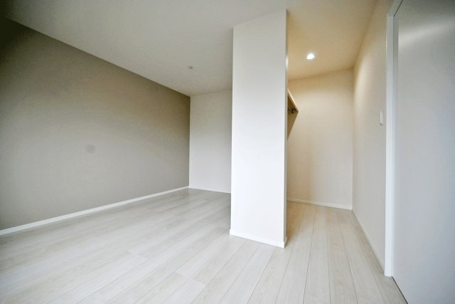 尼崎市稲葉荘1丁目新築一戸建て│3LDK+駐車1台可の洋室|-洋室8.5帖-
大容量のウォークインクローゼット付きで、衣類や季節物も効率よく収納でき、生活感を抑えた快適な住空間を実現しています。
