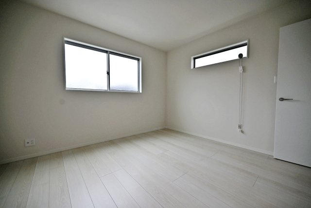 尼崎市稲葉荘1丁目新築一戸建て│3LDK+駐車1台可の洋室|-洋室7.4帖-
家具配置がしやすい洋室で、ライフスタイルに合わせた自由な空間づくりが可能です。