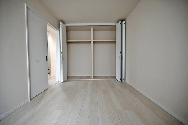尼崎市稲葉荘1丁目新築一戸建て│3LDK+駐車1台可の洋室|-洋室6.3帖-
クローゼット付きの洋室で、日常の収納力が高く、快適にお使いいただける住空間です。